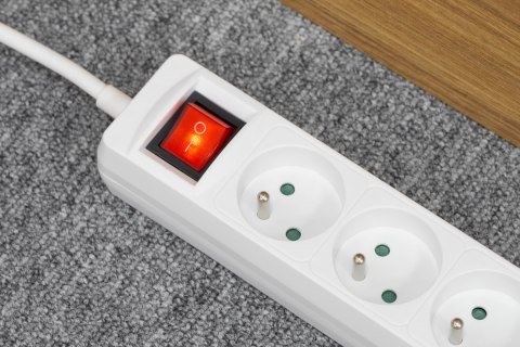 Przedłużacz sieciowy Rebel 3 gniazda + 2 gniazda USB z wyłącznikiem - 1.5m Przedłużacz sieciowy Rebel 3 gniazda + 2 gniazda USB z wyłącznikiem - 1.5m